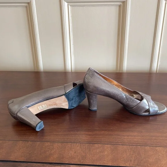 Taryn Rose Metallic Pumps, Size 39 - Picture 5 of 9